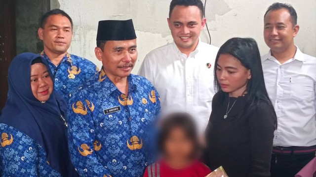 Polisi dan Disdik Gresik saat menjenguk korban SAH, siswi yang dicolok matanya pakai tusuk bakso. Foto: Dok mili.id
