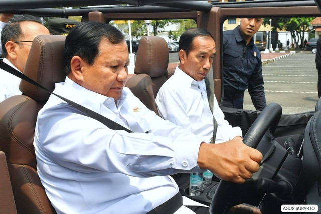 Menteri Pertahanan, Prabowo Subianto menyupiri Presiden Joko Widodo saat mengunjungi PT Pindad. Foto: Agus Suparto/Presidential Palace