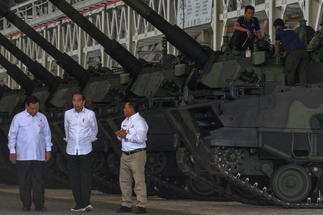 Presiden Joko Widodo (tengah) bersama Menteri Pertahanan Prabowo Subianto (kiri) dan Direktur Utama PT Pindad Abraham Mose (kanan) meninjau alutsista saat melakukan kunjungan ke PT Pindad di Bandung, Jawa Barat, Selasa (19/9/2023). Foto: Raisan Al Farisi/ANTARA FOTO