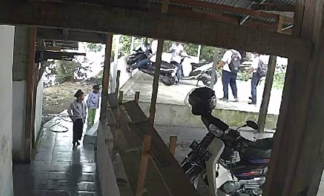 Pelajar SMP di Padang standing motor malah robohkan dinding tempat wudhu masjid, 1 anak tewas tertimpa. Foto: Dok. Istimewa