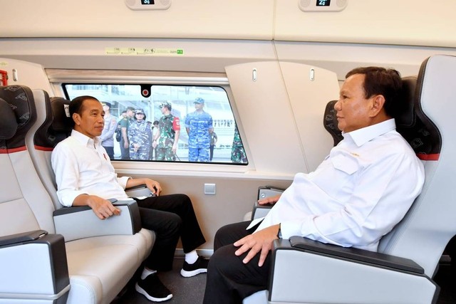 Presiden Jokowi bersama Menhan Prabowo Subianto naik Kereta Cepat Jakarta Bandung (KCJB).  Foto: Dok. Agus Suparto
