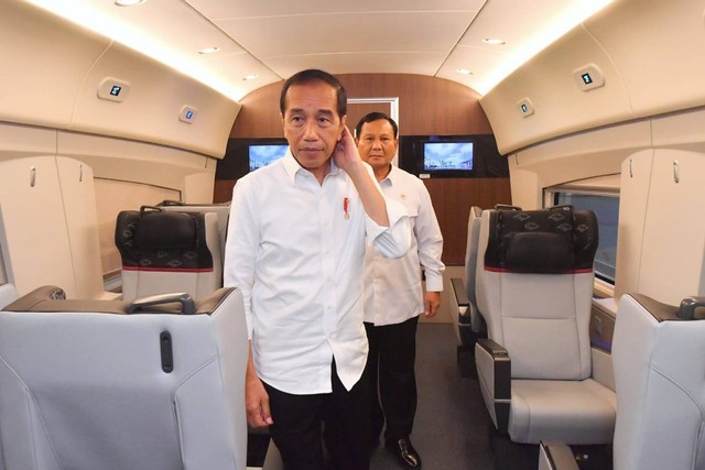 Presiden Jokowi bersama Menhan Prabowo Subianto naik Kereta Cepat Jakarta Bandung (KCJB).  Foto: Dok. Agus Suparto
