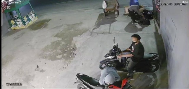 Pelaku saat mencoba menghidupkan motor korban. | Foto: ist