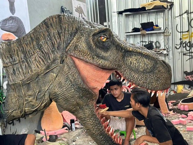 Muhammad Iqbal dan tim sedang mengerjakan pesanan Dinosaurus. Foto: Direktorat SMK Kemendikbudristek.