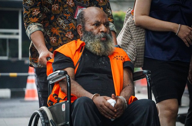 Tersangka kasus tindak pidana pencucian uang (TPPU) Gubernur nonaktif Papua Lukas Enembe mengenakan kursi roda menjalani pemeriksaan di Gedung KPK, Jakarta, Selasa (19/9/2023). Foto: Iqbal Firdaus/kumparan