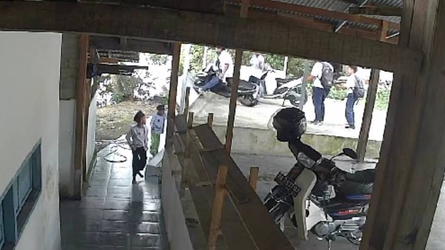 Tangkapan layar CCTV saat motor menabrak tembok tempat wudu. Foto: Dok. Istimewa