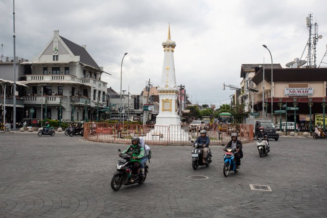 Pengendara melintas di dekat Tugu Pal Putih di Yogyakarta, Selasa (19/9/2023). Foto: Hendra Nurdiyansyah/ANTARA FOTO