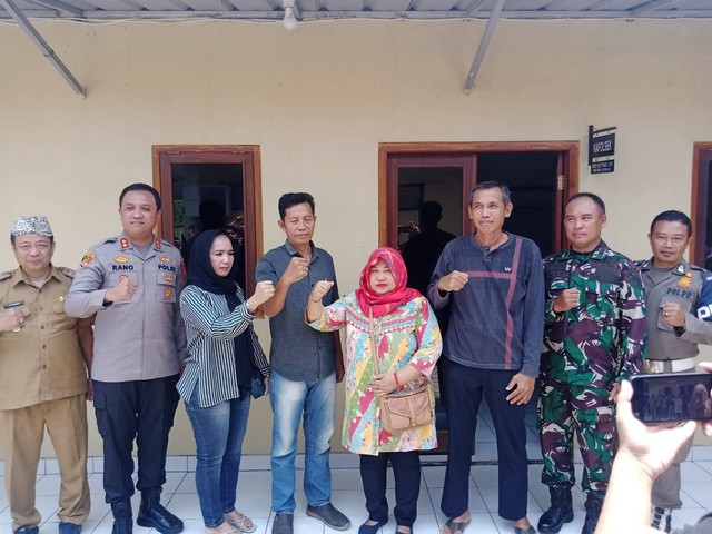 Foto bersama para calon Kuwu/Kades dan Kapolres Cirebon Kota, beserta Forkompimcam setempat usai melaksanakan deklarasi damai di Mapolsek Kapetakan. Foto : Tarjoni/Ciremaitoday