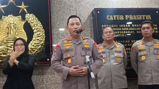 Kapolri Jenderal Pol Listyo Sigit memberikan keterangan pers di lobi Rupatama Mabes Polri, Selasa (19/9/2023).  Foto: Thomas Bosco/kumparan