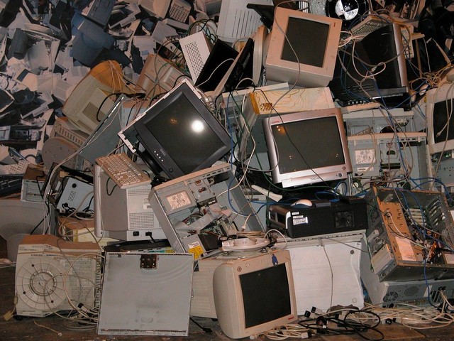 Ilustrasi Sampah Elektronik Adalah. Sumber: Pixabay/INESby