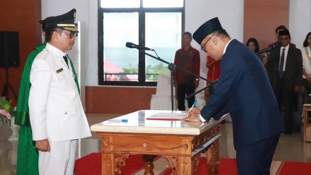 Pelantikan Asisten Bidang Ekonomi dan Pembangunan Sulbar Yakub F Solon sebagai Penjabat Bupati Mamasa oleh Penjabat Gubernur Sulbar, Zudan Arif Fakrulloh. Foto: Pemprov Sulbar