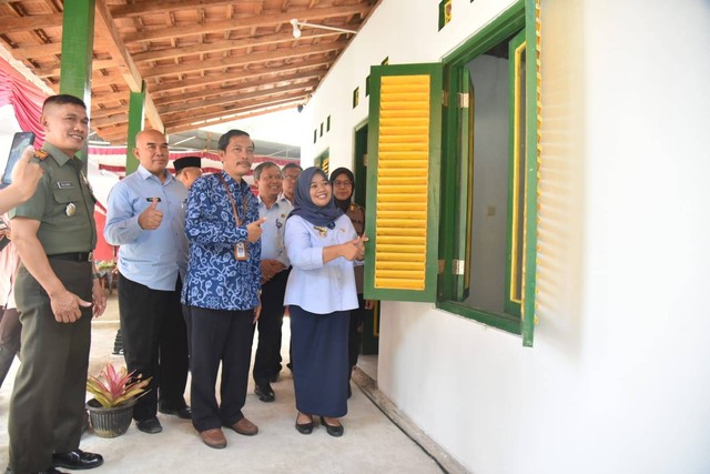 Bupati Sleman, Kustini Sri Purnomo saat meninjau RTLH bergaya arsitektur Jogja. Foto: istimewa