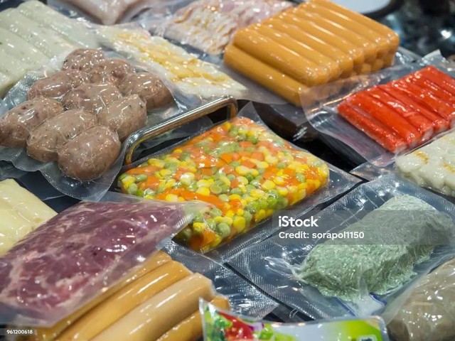 https://www.istockphoto.com/id/foto/manufaktur-teknologi-tinggi-makanan-dengan-mesin-otomatis-gm961200618-262472496?phrase=Makanan+kemasan