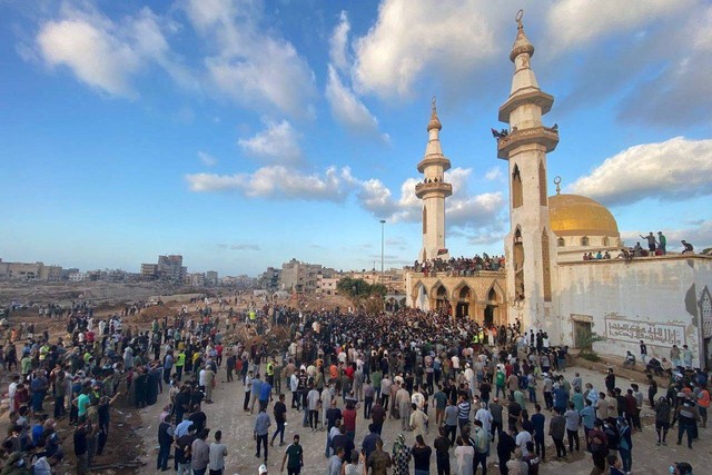 Warga yang selamat adai mematikan yang melanda Libya menggelar protes menentang pemerintah di luar masjid Al Sabaha, Derna, Libya, Senin (18/9/2023).  Foto: Esam Omran Al-Fetori/REUTERS