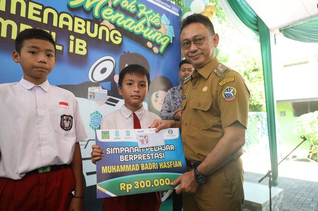 Wali Kota Pontianak, Edi Rusdi Kamtono, menyerahkan secara simbolis tabungan pelajar. Foto: Dok. Prokopim Pemkot Pontianak
