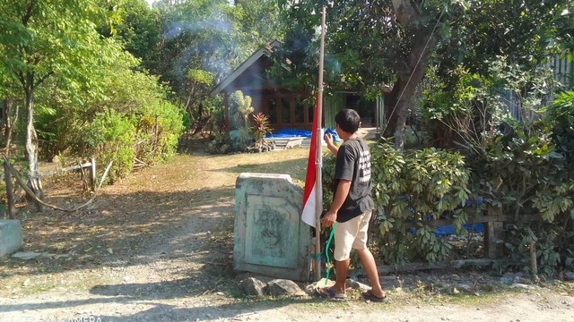 Warga Desa Ngelo, Kecamatan Margomulyo, Kabupaten Bojonegoro, terdampak pembangunan Bendung Gerak Karangnongko, saat kibarkan bendera merah putih setengah tiang. Selasa (19/09/2023) (Aset: Istimewa)