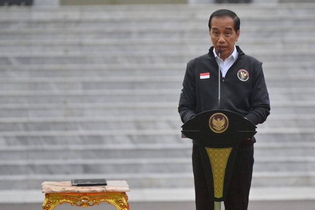 Presiden Joko Widodo memberikan arahan saat upacara pelepasan kontingen Indonesia untuk Asian Games ke-19 Hangzhou di halaman Istana Merdeka, Jakarta, Selasa (19/9/2023). Foto: Akbar Nugroho Gumay/ANTARA FOTO