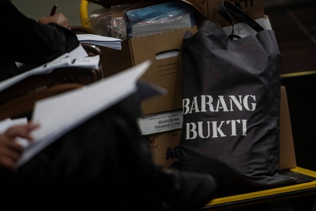Barang bukti korupsi kasus dugaan korupsi proyek BTS 4G Kominfo pada sidang lanjutan dengan agenda mendengarakan keterangan saksi di gedung Pengadilan Tipikor, Jakarta, Selasa (19/9/2023). Foto: Muhammad Adimaja/ANTARA FOTO