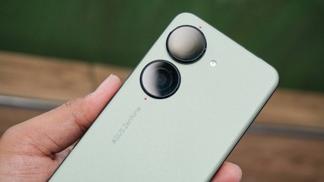Asus Zenfone 10. Foto: Kevin Kurnianto/kumparan