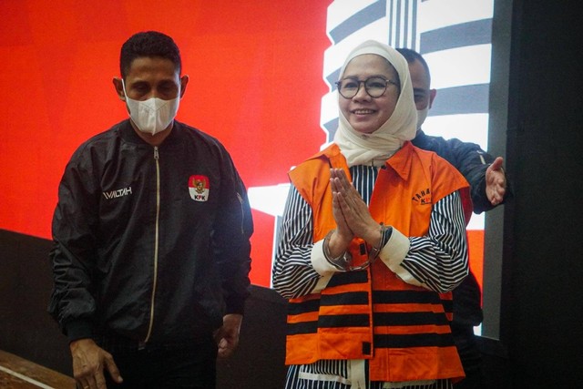 Mantan Direktur Utama PT Pertamina Karen Agustiawan mengenakan rompi tahanan saat dihadirkan saat konpers di Gedung Merah Putih KPK, Jakarta, Selasa (19/9/2023). Foto: Iqbal Firdaus/kumparan