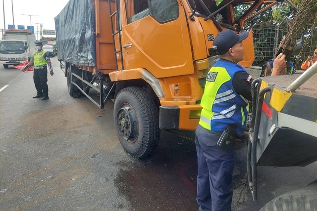 Kecelakaan Beruntun Libatkan 3 Truk Kontainer Di Pintu Tol Tanjung ...