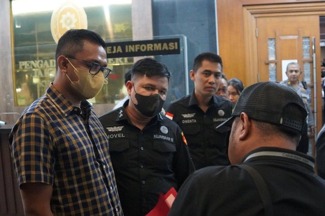 Momen Tenaga Ahli Kominfo Walbertus Natalius Wisang ditangkap Kejagung usai bersaksi di sidang BTS Kominfo, Selasa (19/9/2023).  Foto: Kejagung