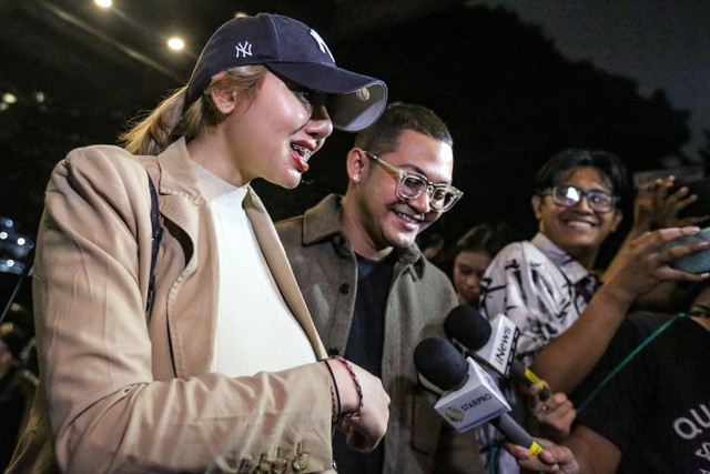 Anisa Tasya Amelia (kiri) menjawab pertanyaan wartawan usai pemeriksaan di Polda Metro Jaya, Jakarta, Selasa (19/9/2023). Foto: Asprilla Dwi Adha/ANTARA FOTO