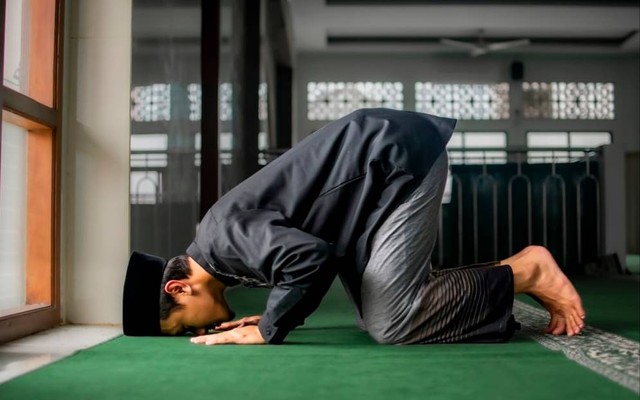Ilustrasi Cara Melaksanakan Sujud Tilawah pada Saat Salat. Sumber Unsplash/Masjid Pogung Dalangan