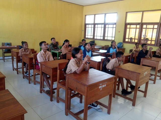 Kegiatan belajar mengajar di SMP Negeri 1 Amsel . Foto: Dokumen Pribadi