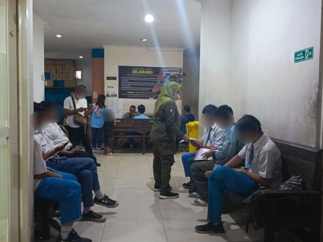 Para SMA di Surabaya yang terjaring razia Satpol PP. Foto: Diskominfo Surabaya