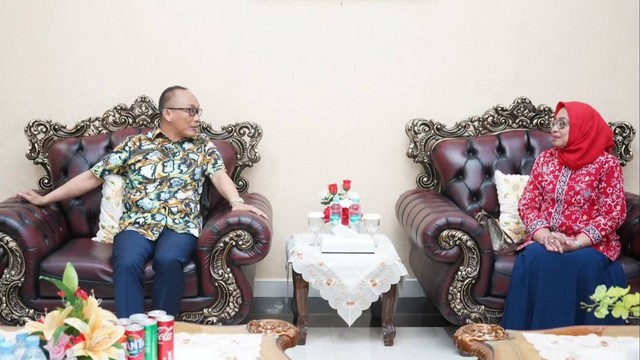 Pertemuan antara Penjabat Gubernur Sulbar Zudan Arif Fakrulloh dengan Ketua PMI Sulbar Enny Anggraeni Anwar. Foto: Humas Pemprov Sulbar