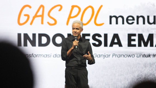 Bakal calon presiden dari partai PDI Perjuangan Ganjar Pranowo menyampaikan gagasan di UGM, Sleman, DI Yogyakarta, Selasa (19/9). Foto: ANTARA FOTO/Hendra Nurdiyansyah