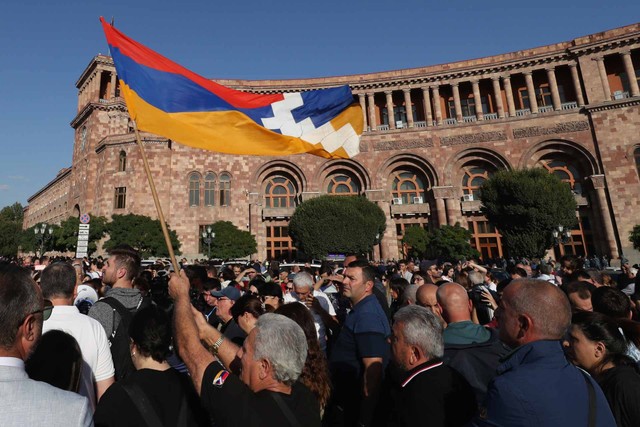 Orang-orang berkumpul di gedung pemerintah Armenia untuk memprotes Perdana Menteri Nikol Pashinyan di Yerevan, Armenia, Selasa, 19 September 2023. Foto: Vahram Baghdasaryan/Photolure via AP