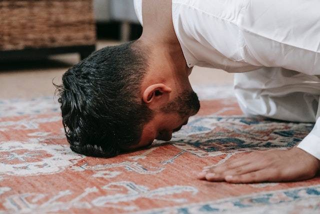 Ilustrasi cara melakukan sujud syukur dan bacaannya. Foto: Pexels/Michael Burrows