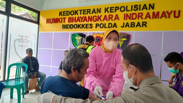Keluarga korban saat melakukan test DNA di RS Bhayangkara Indramayu. (19/9/2023)