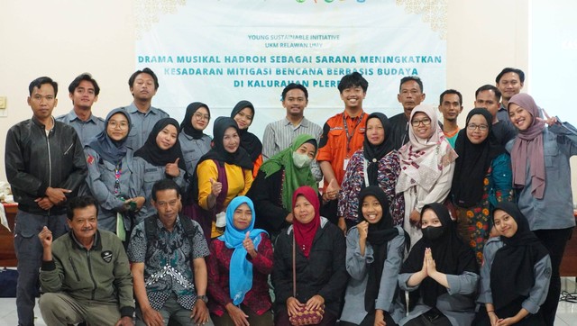 Foto Tim YSI Relawan bersama anggota FPRB