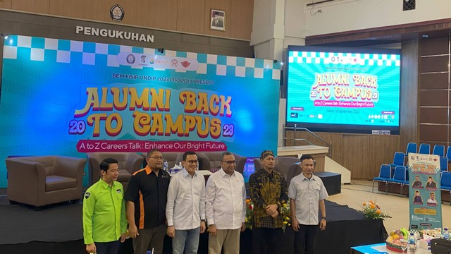 Wakil Menteri Ketenagakerjaan RI bersama jajaran para Alumni FISIP UNDIP dan Wakil Dekan 1 FISIP UNDIP.