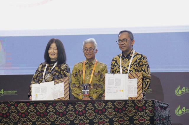 bp Regional President Asia Pacific, Gas & Low Carbon Energy Kathy Wu (tengah) dan Dirut PT Kilang Pertamina Internasional Taufik Aditiyawarman (kanan) menandatangani MoU disaksikan Kepala SKK Migas Dwi Soetjipto (kiri) di sela-sela acara The 4th International Convention on Indonesian Upstream Oil and Gas (ICIUOG) 2023, di Nusa Dua, Bali, Rabu (20/9). Dok bp