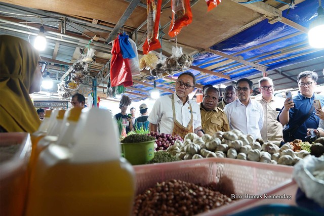 Mendag Zulhas tinjau Pasar Sentral Timika Baru. 