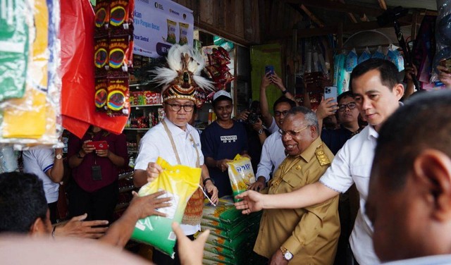 Mendag Serahkan Bantuan Kemendag Peduli di Papua Tengah: Bukti Negara ...