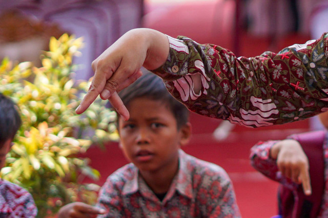 Guru SLB mempraktekkan cara berkomunikasi menggunakan bahasa isyarat kepada siswa di Pekalongan, Jawa Tengah, Rabu (20/9/2023). Foto: Harviyan Perdana Putra/ANTARA FOTO