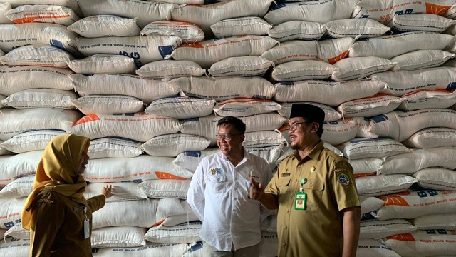 Pemkot Pontianak mengecek ketersediaan beras di Gudang Bulog. Foto: Fajar Bahari/Hi!Pontianak