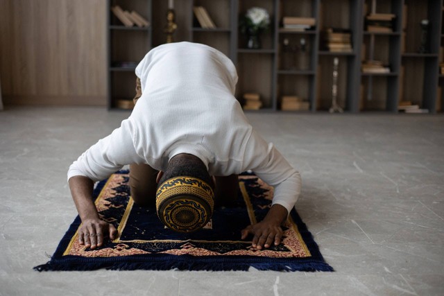 Iluustrasi bacaan sujud sahwi. Sumber: pexels/monstera production