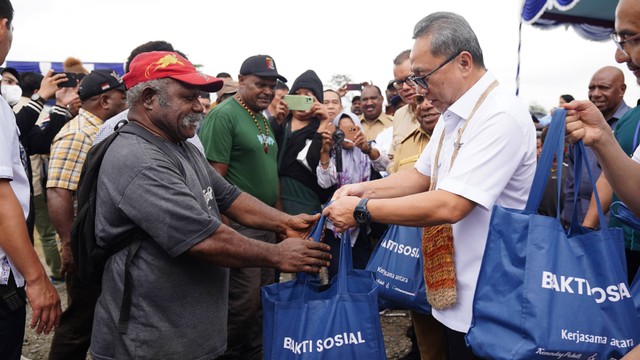 Mendag Zulkifli Hasan membagikan bantuan paket sembako hasil kerja sama Kemendag dan PT Freeport Indonesia, pada Kamis (19/7) di Timika. Foto: Dok. Kemendag
