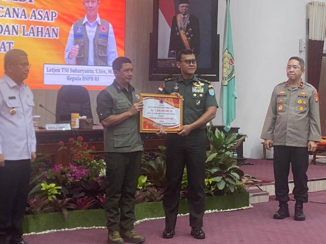 BNPB RI Saat Menyerahkan Dana Bantuan Penanggulangan Karhutla kepada TNI. Foto: Yulia Ramadhiyanti