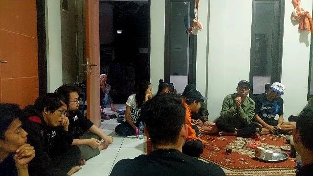 Mahasiswa & warga RT 10 Oro-Oro rapat membahas proyek bank sampah. (Dokumen Pribadi/Kelompok PMM 256)