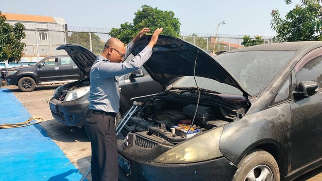 Rupbasan Mojokerto Melaksanakan Pemanasan Rutin Mobil Rampasan KPK RI (Foto:HumasRupMoker)