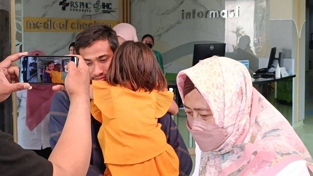 SAH (8) siswi kelas 2 SD Negeri 236 Gresik yang matanya dicolok pakai tusukan bakso oleh kakak kelasnya menjalani pemeriksaan kesehatan di RS PHC Surabaya pada Rabu (20/9/2023). Foto: Farusma Okta Verdian/kumparan