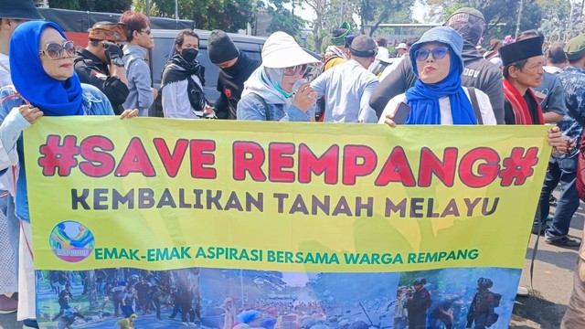 Ratusan massa melakukan aksi di kawasan Patung Kuda, Jakarta Pusat pada Rabu (20/9/2023). Foto: Thomas Bosco/kumparan