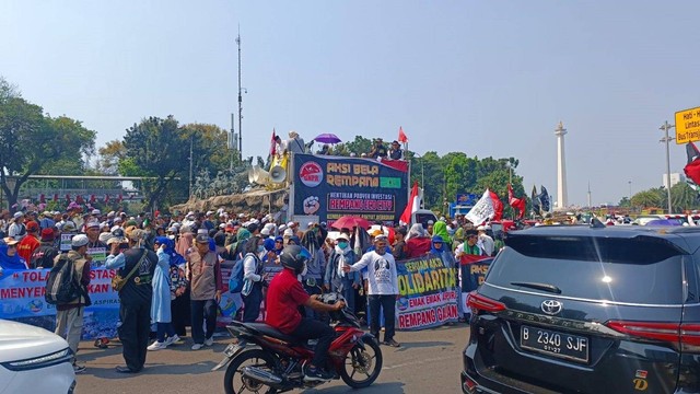 Ratusan massa melakukan aksi di kawasan Patung Kuda, Jakarta Pusat pada Rabu (20/9/2023).  Foto: Thomas Bosco/kumparan